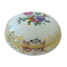 Bonbonnière en porcelaine à rehauts d'or centrée d'un décor floral