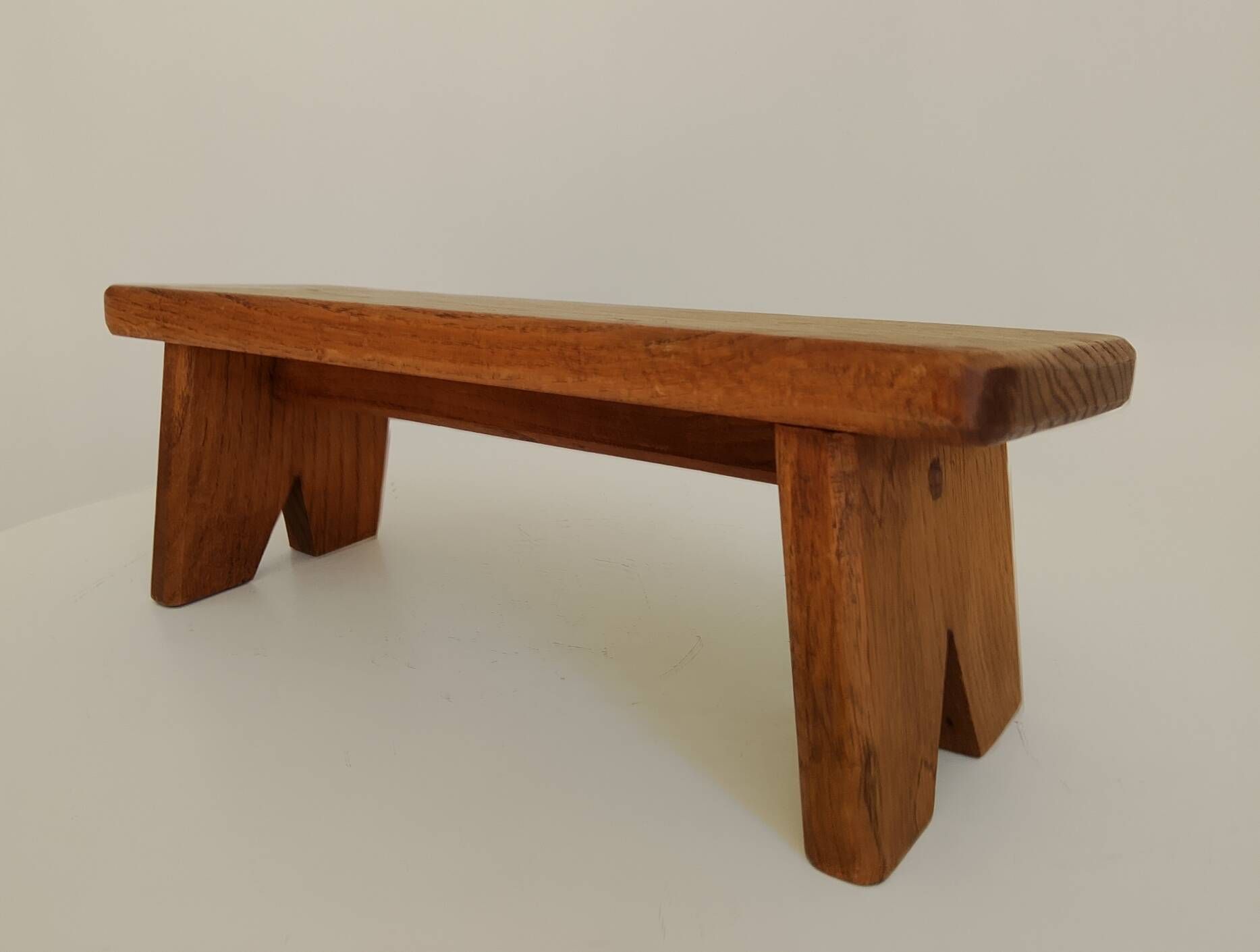 Tabouret petit banc brutaliste années 60 en chêne massif