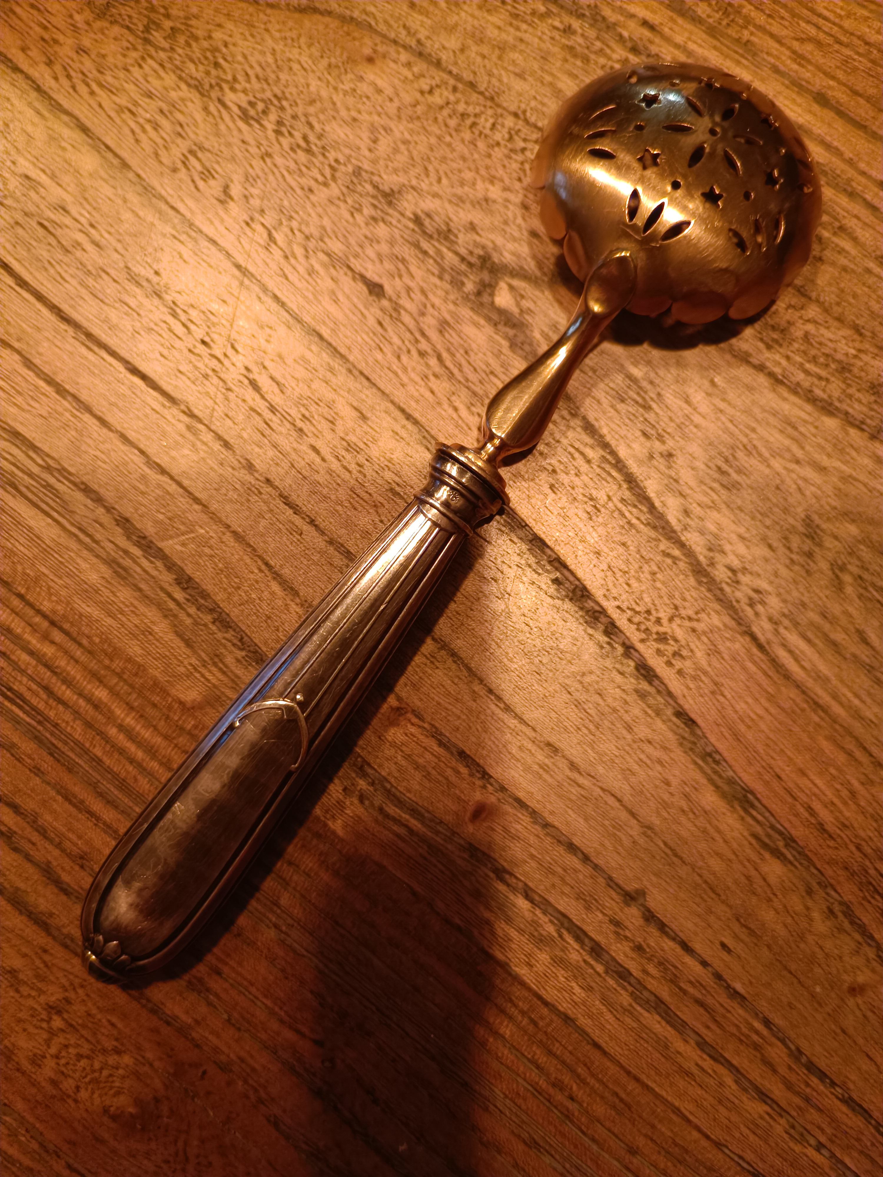 Sprinkling spoon