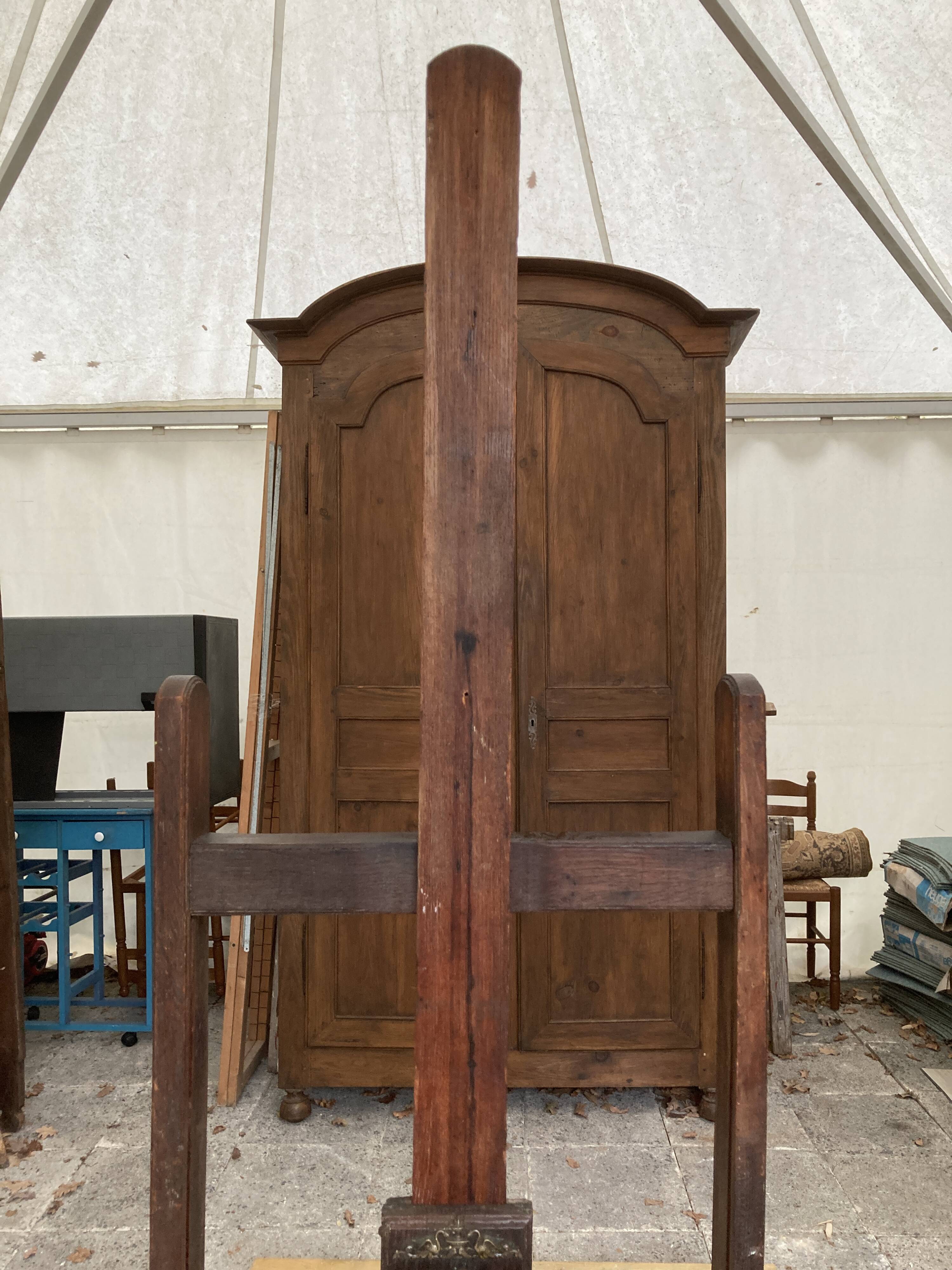 Antique hand-cranked easel