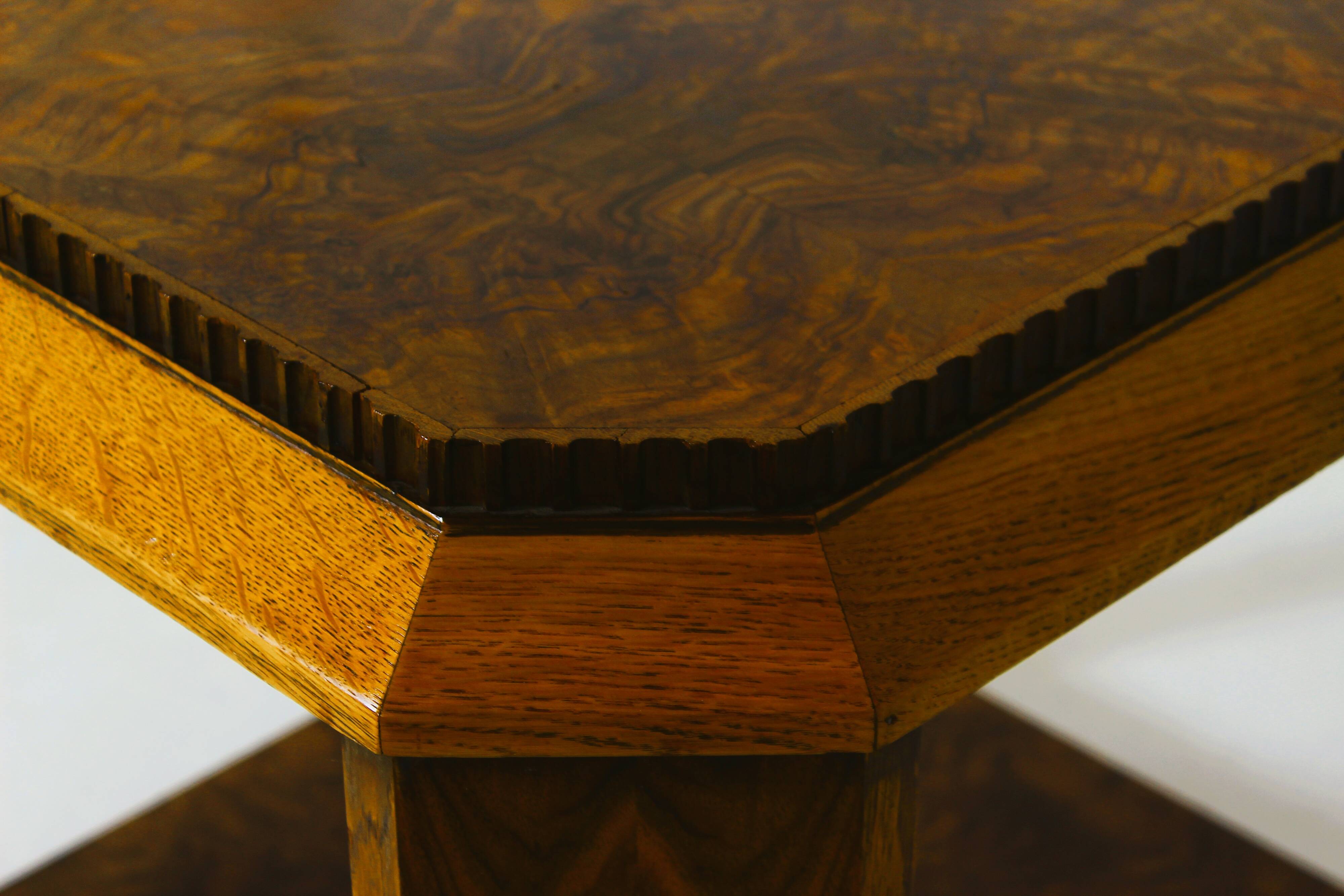 Side table or Art Deco coffee table in walnut and oak burl.