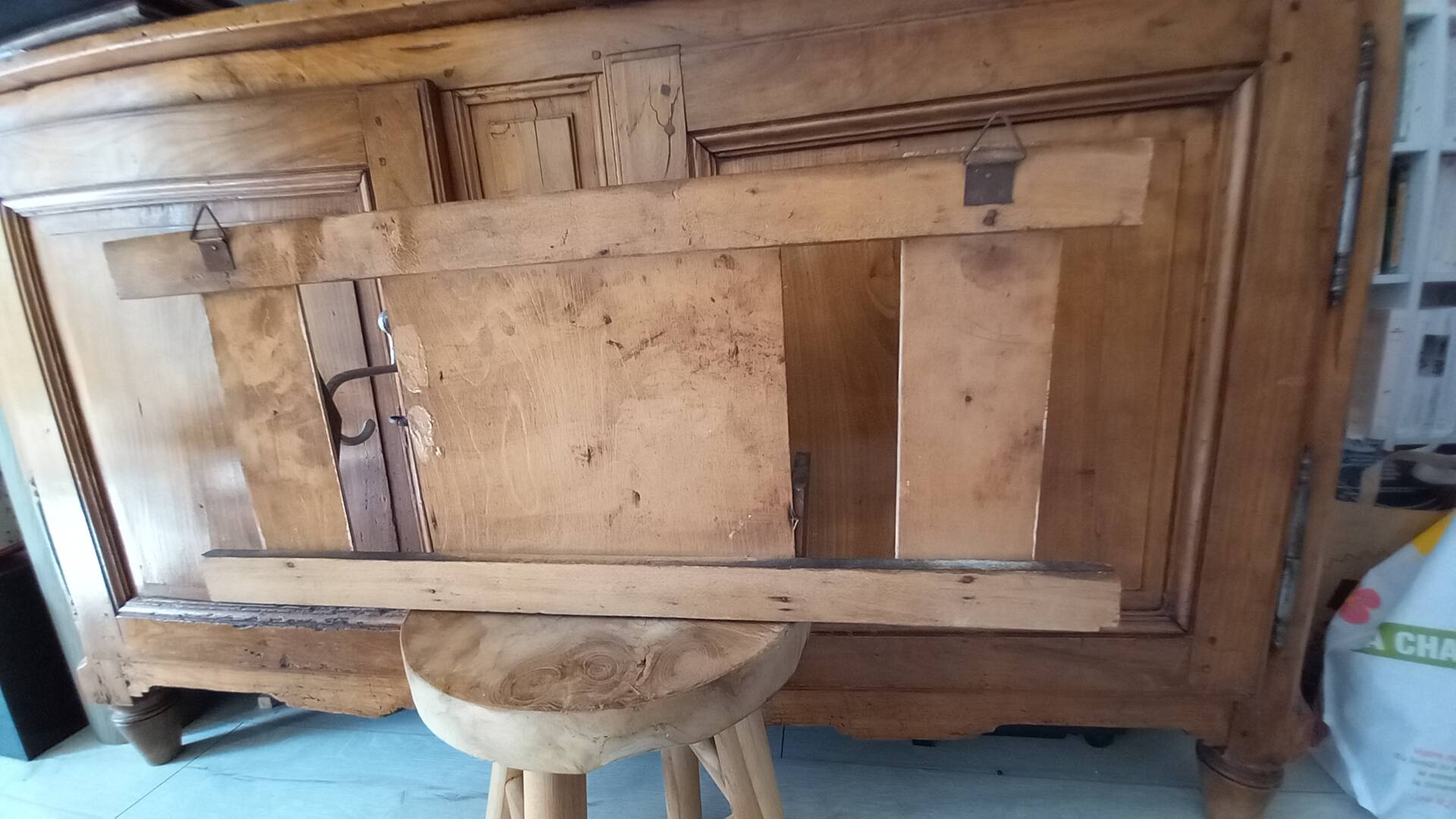 Vintage Art Deco wall coat rack in two-tone wood with engraved mirror.