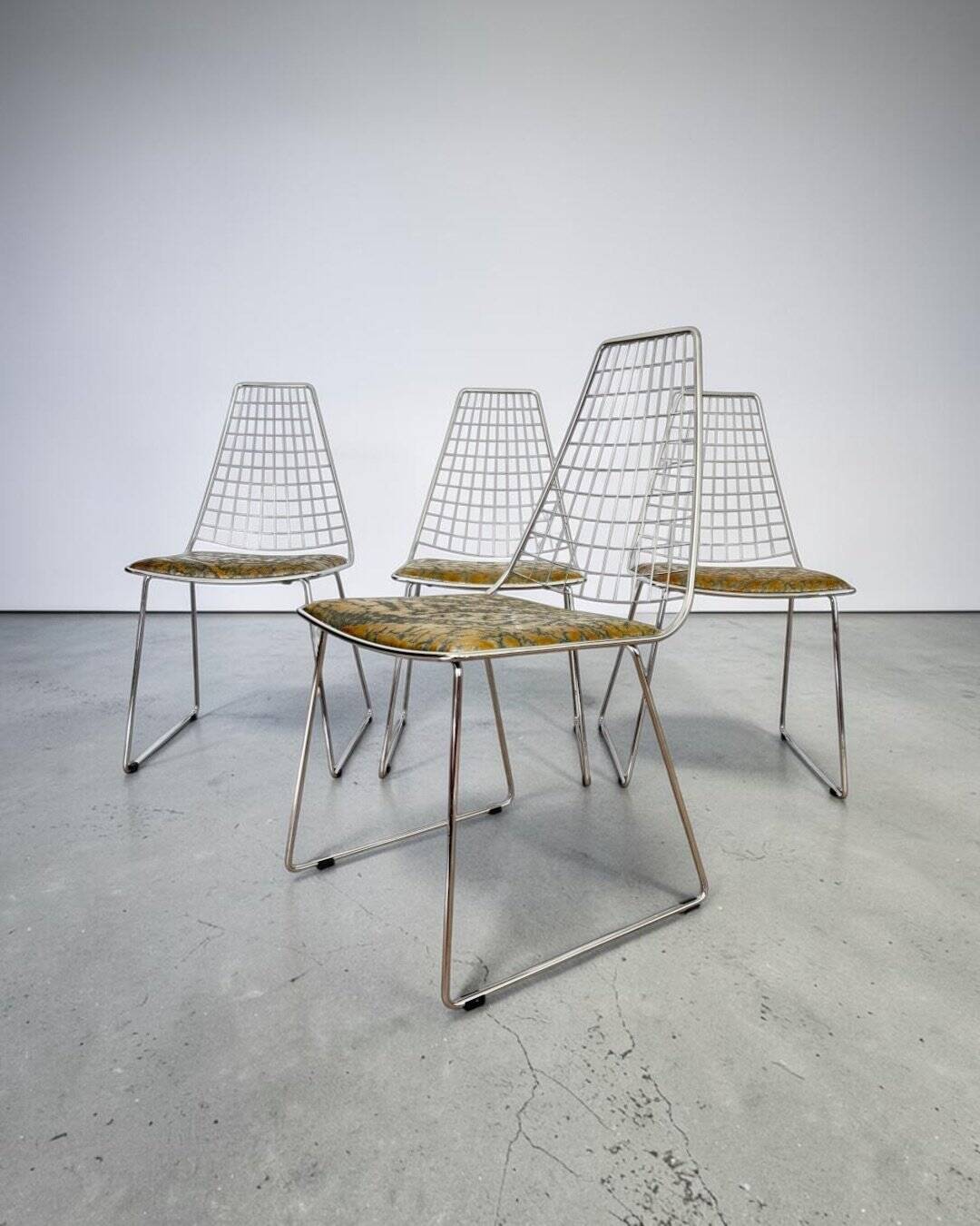 Set de 4 chaises design en cuir décoré à main et acier, années 1970