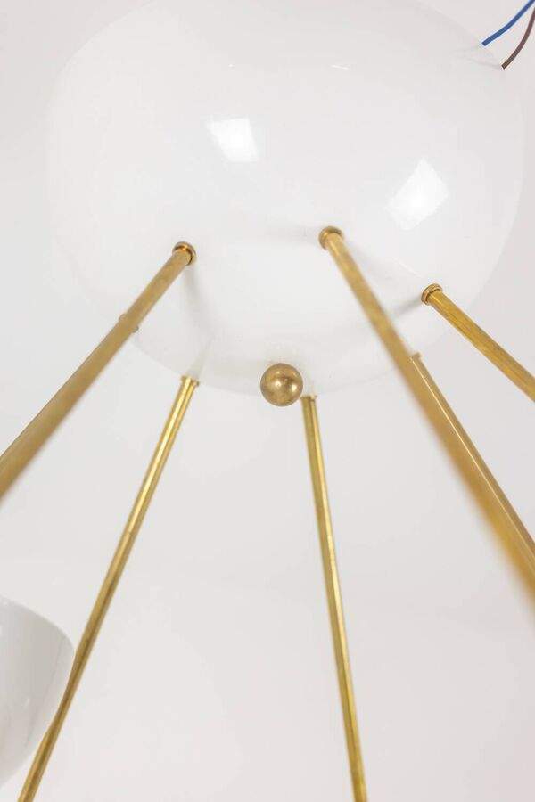 Stilnovo. Lustre en laiton doré et métal laqué blanc. Contemporain.