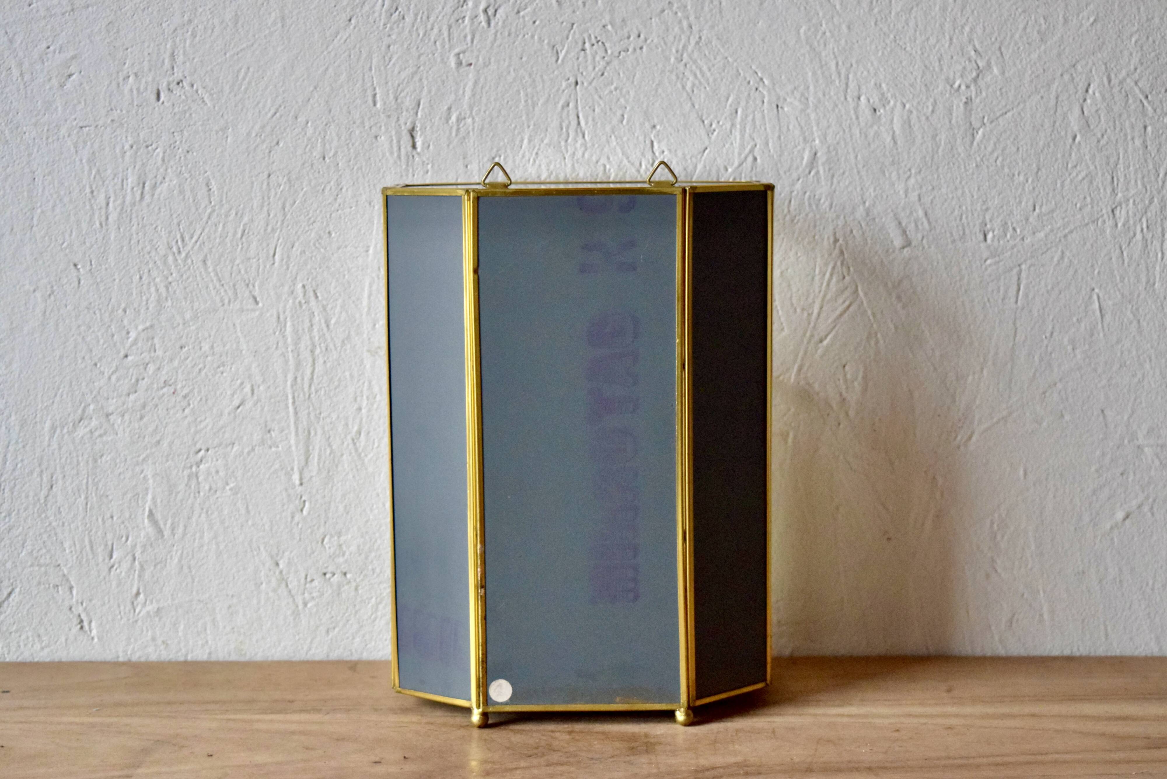 Small vintage octagonal display case in transparent glass, mirror glass and brass - jewelry display