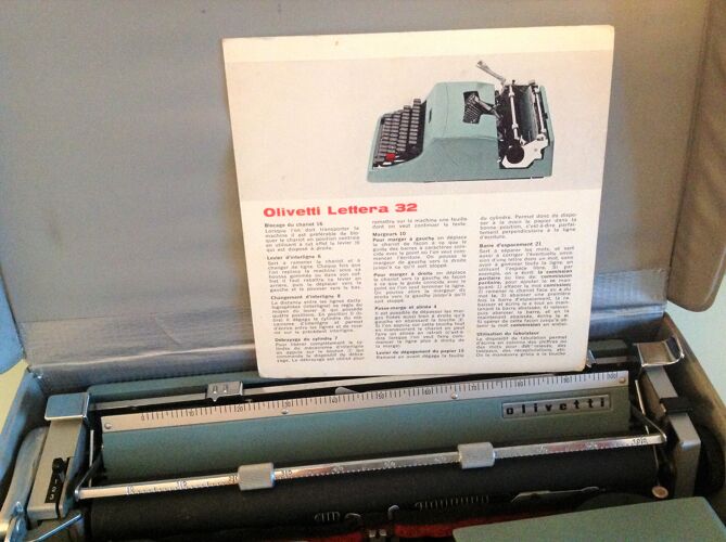 Machine à ecrire Olivetti Lettera 32 / vintage années 60