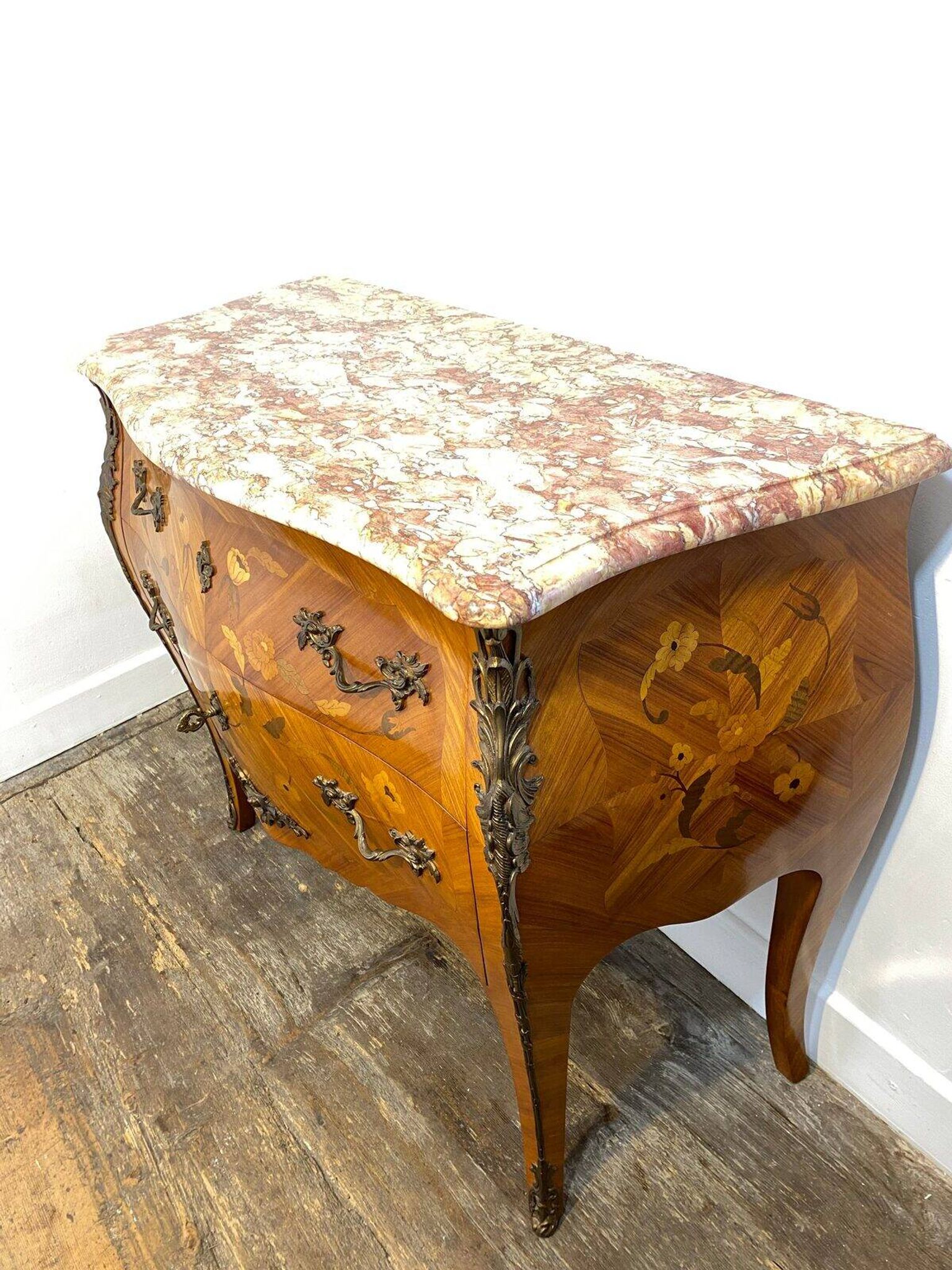 Commode Louis XV galbée, dessus de marbre, bronzes et marqueterie