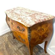 Commode Louis XV galbée, dessus de marbre, bronzes et marqueterie