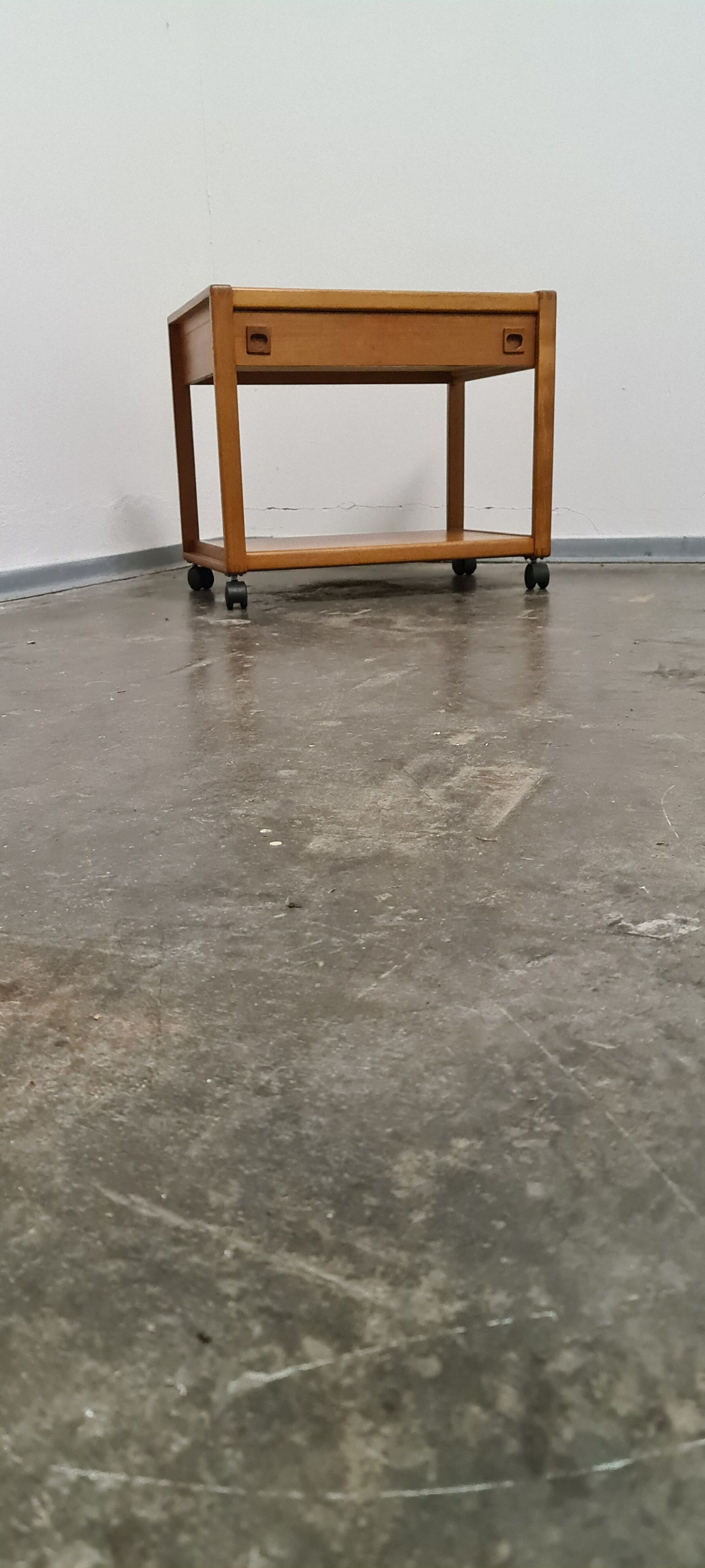 Table d’extrémité en teck vintage ou chariot tv
