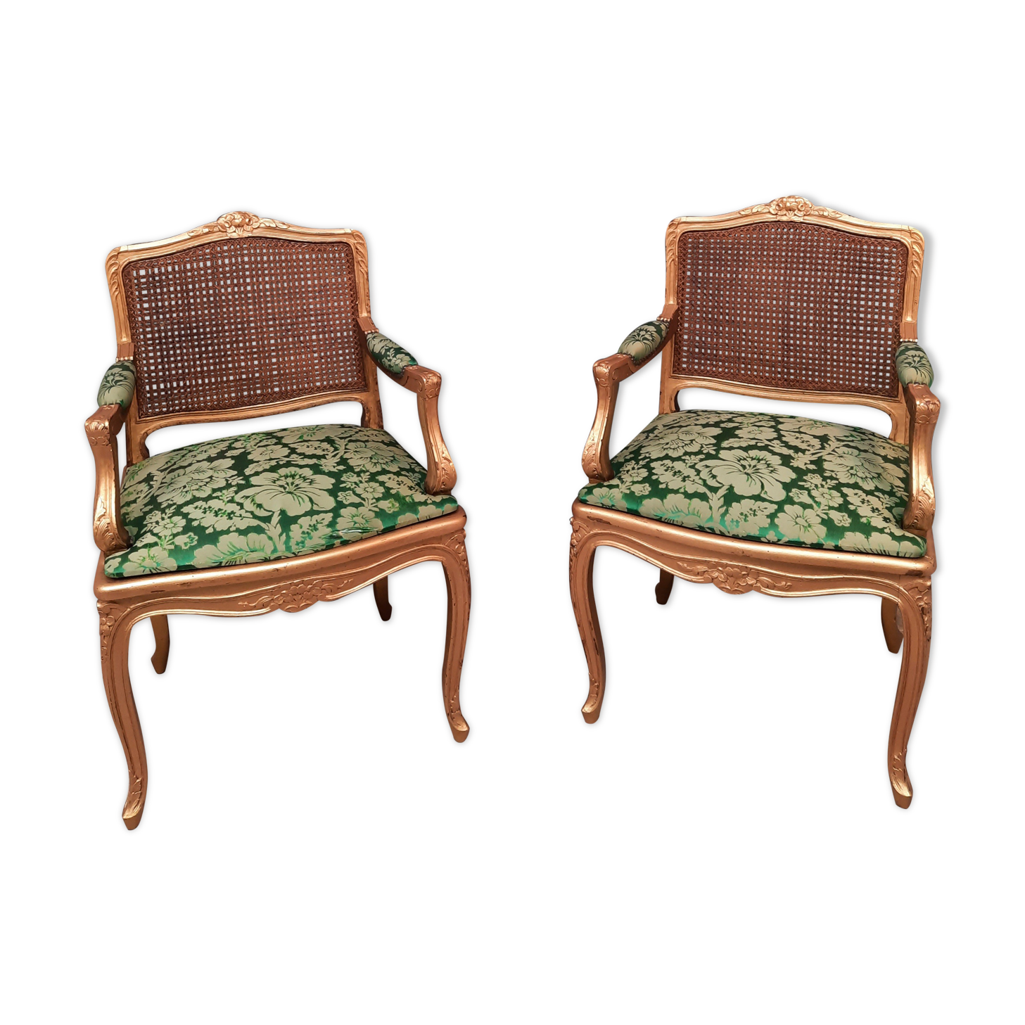 Paire de fauteuils dorée de style louis XV