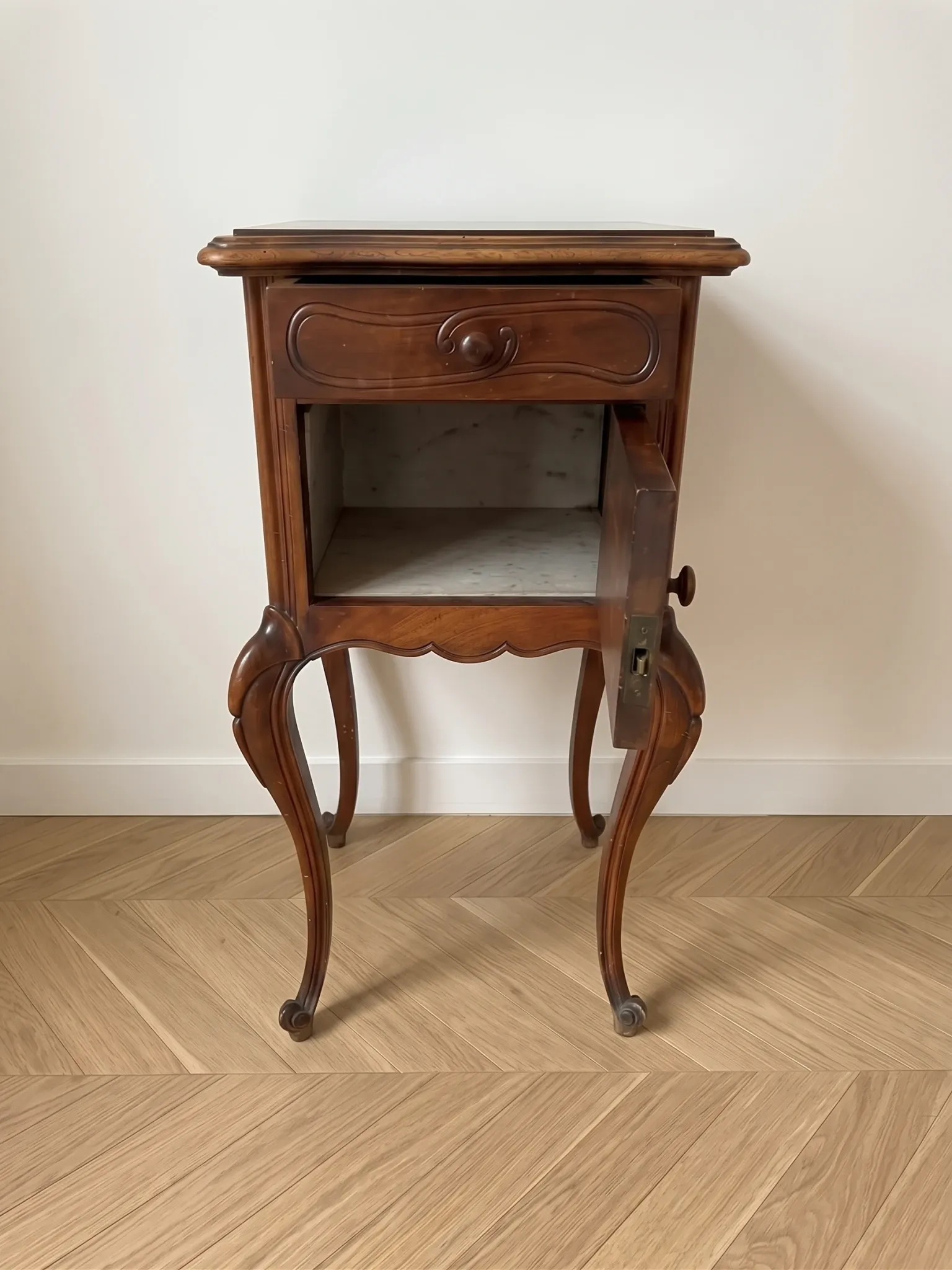 Table de chevet style Louis XV en bois et marbre