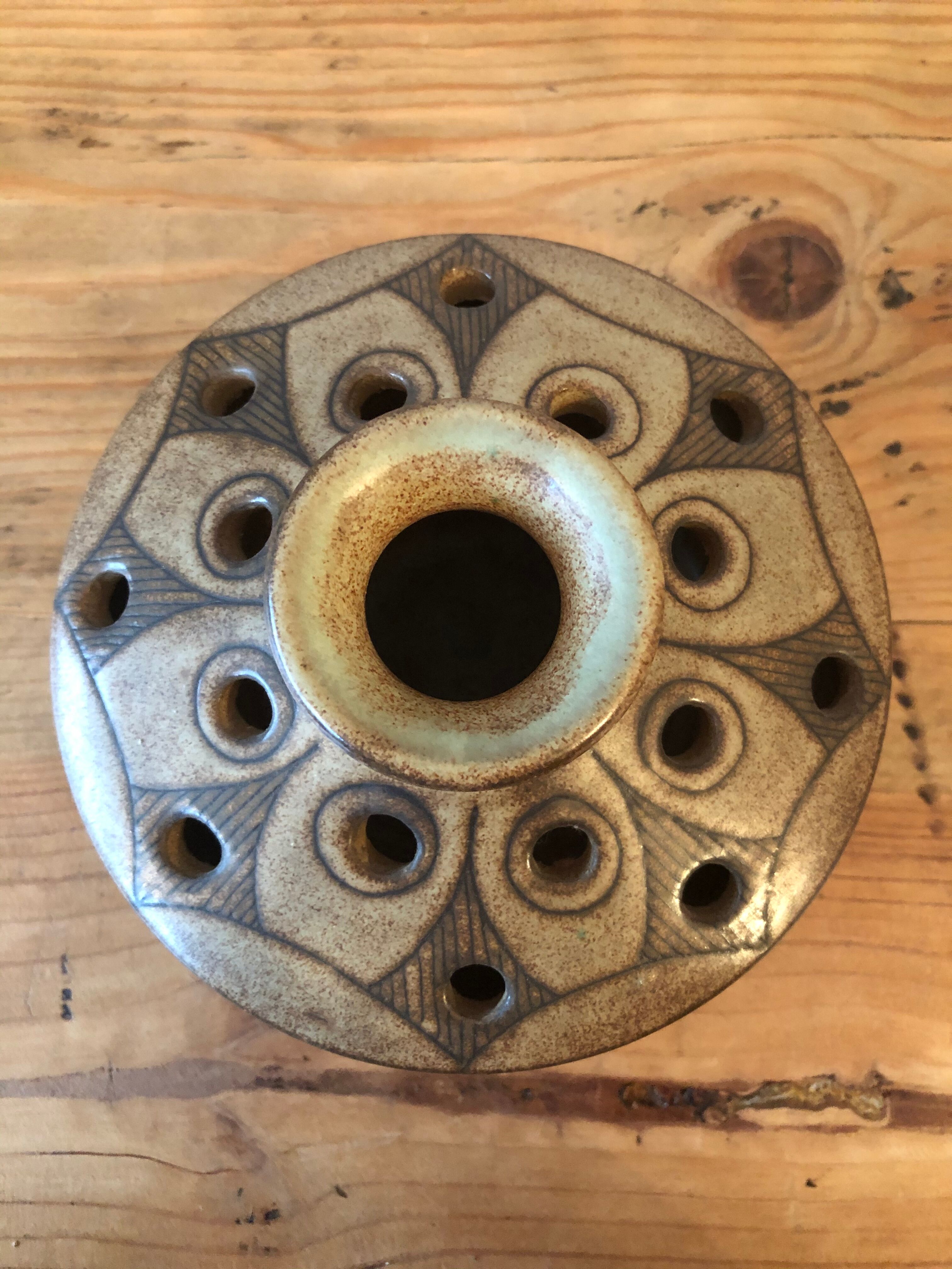 Ceramic flower-base vase
