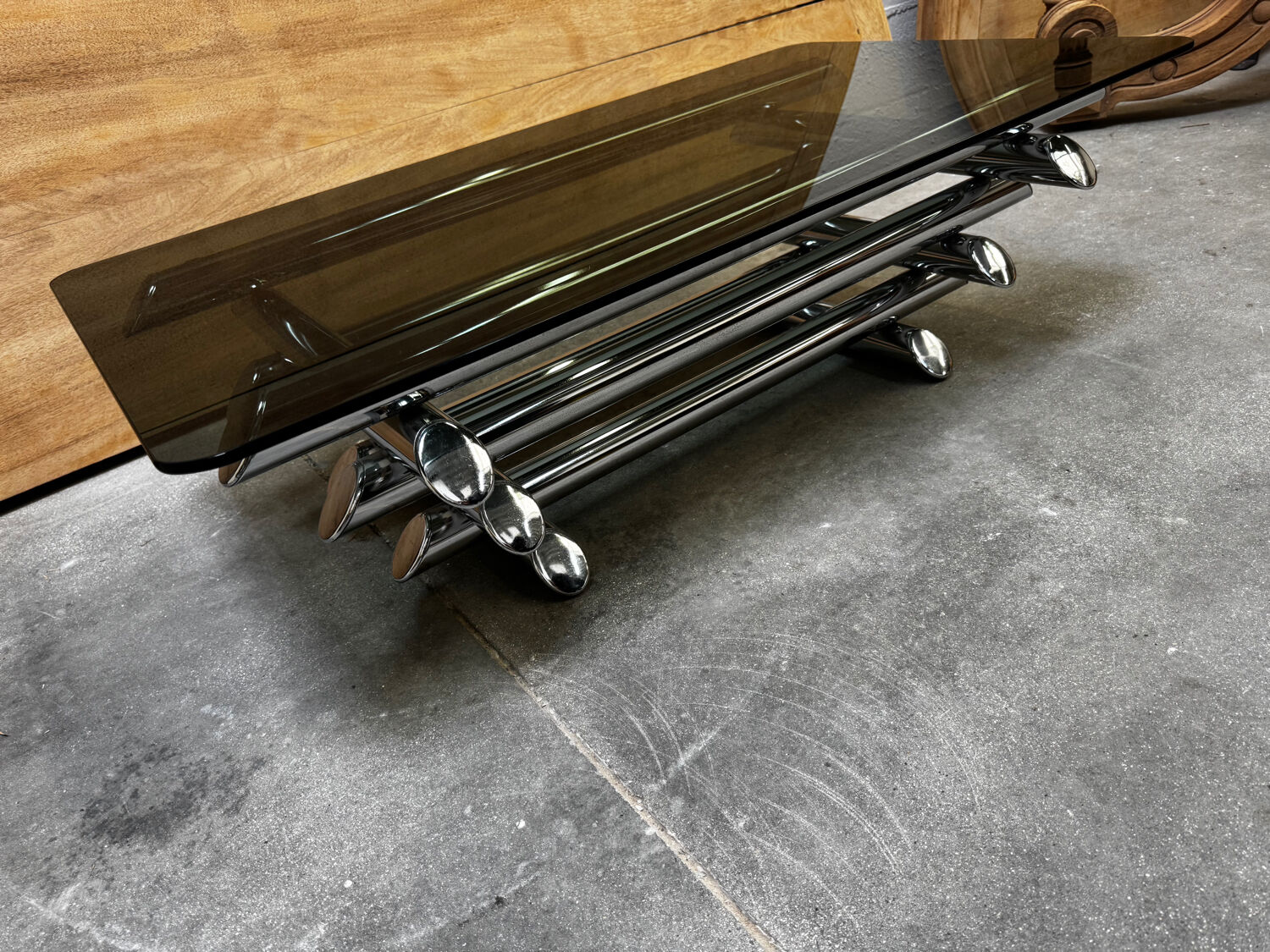 Table basse en verre fumé tubes métal chromé dans le goût Willy Rizzo
