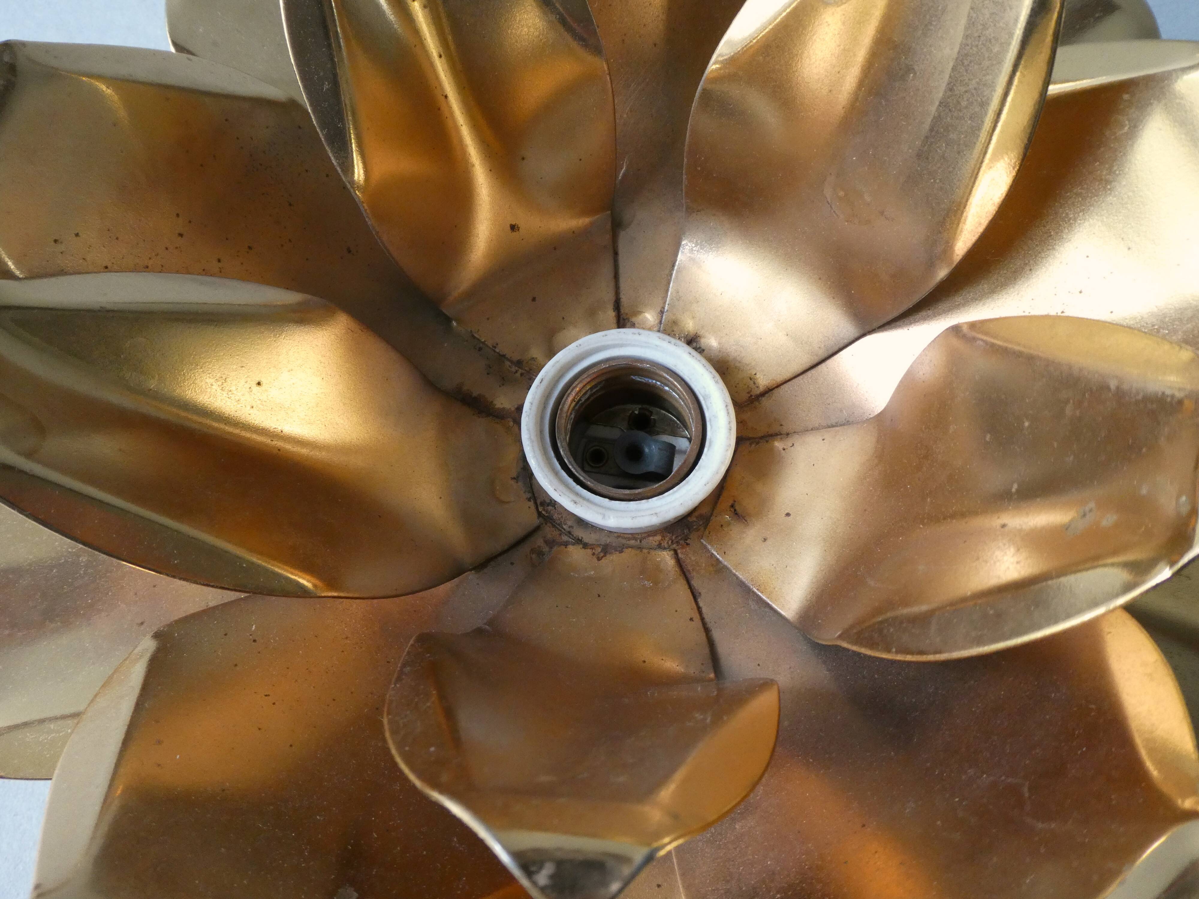 Golden metal flower wall lamp