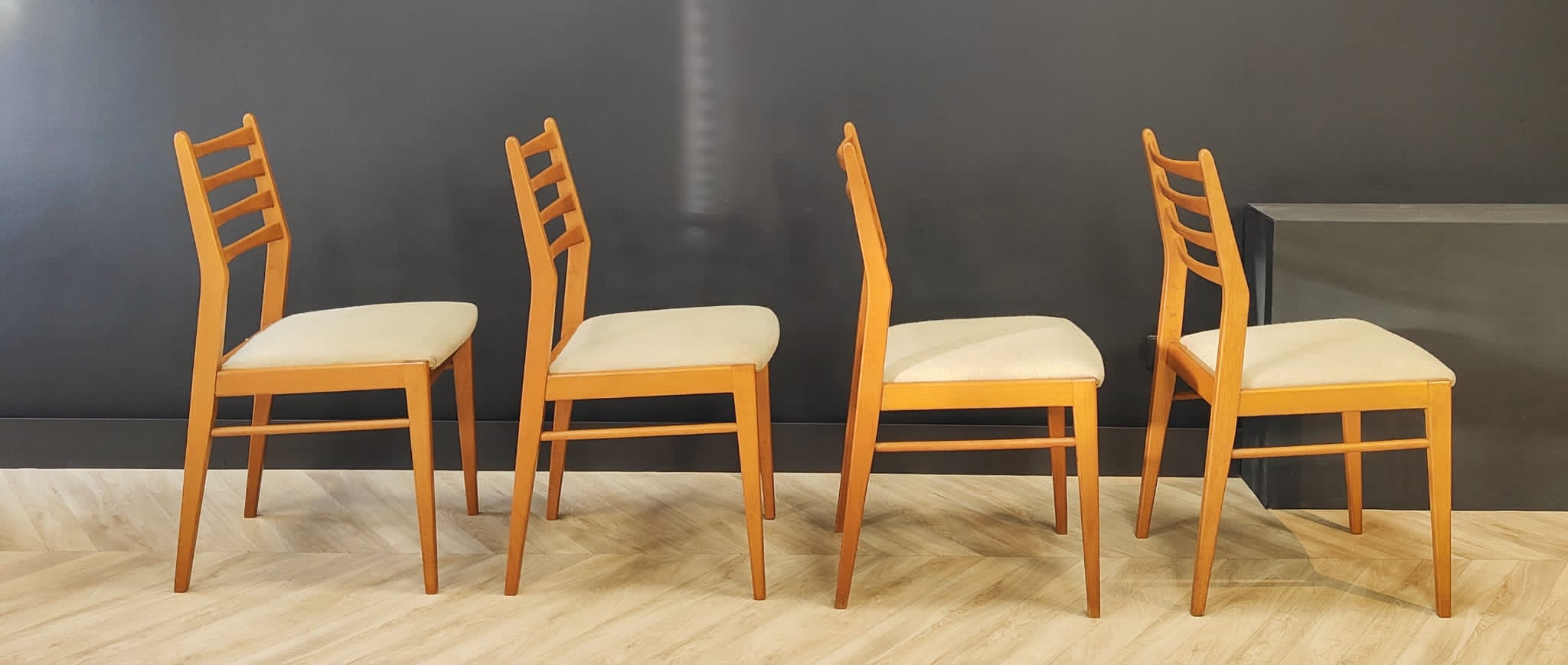 Set 4 dining table chairs