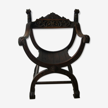 Fauteuil Dagobert ancien à décor de grotesques et feuilles d'acanthe