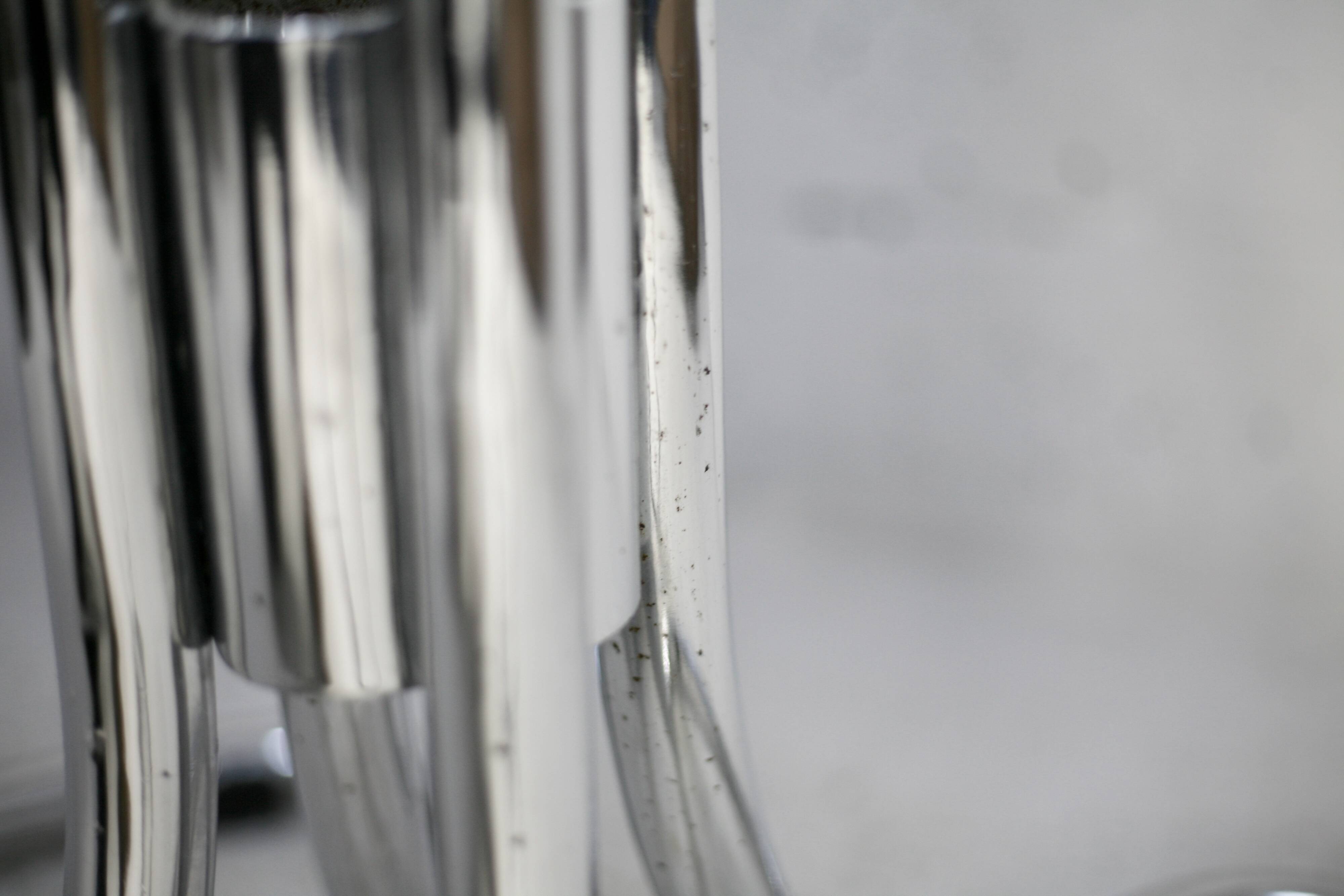 Table style Gastone Rinaldi, Italie, circa 1970. Acier chromé et dalle verre fumé.