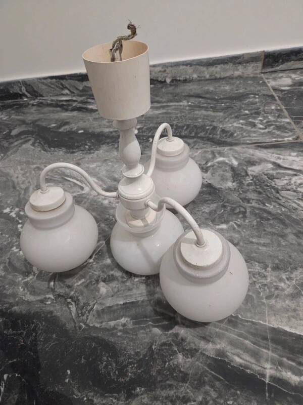 Suspension ancienne vintage space age blanche, 4 globes en verre opalin