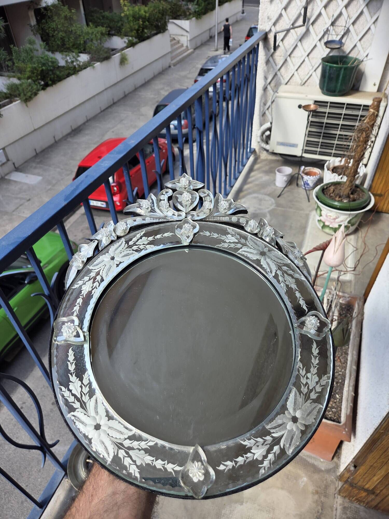 Antique round Venetian mirror in engraved glass
