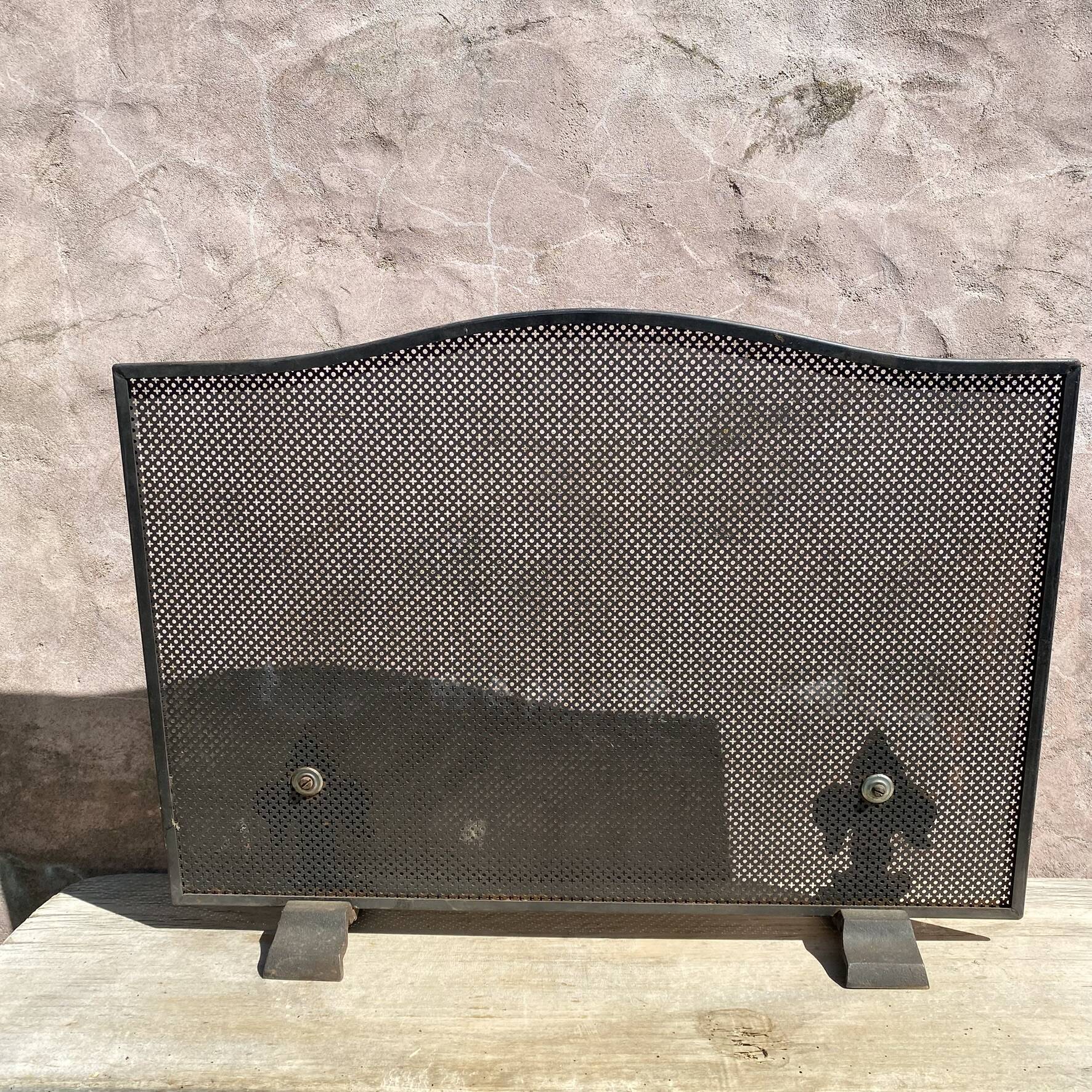 Fireplace screen in metal with cast iron fleur-de-lis.