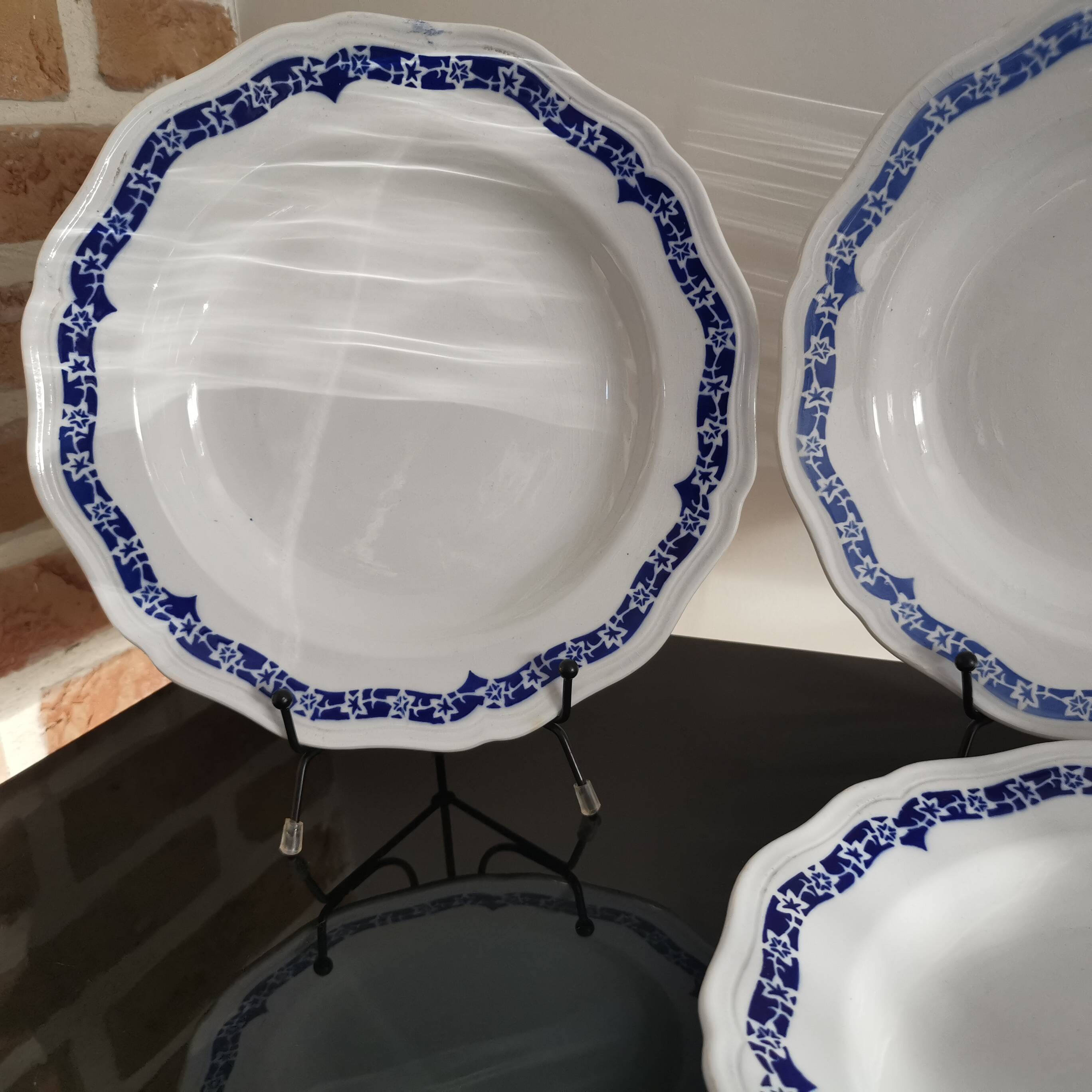 4 soup plates white background, blue decor l'Amandinoise 2586