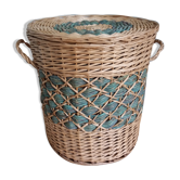 Covered linen basket in wicker and raffia