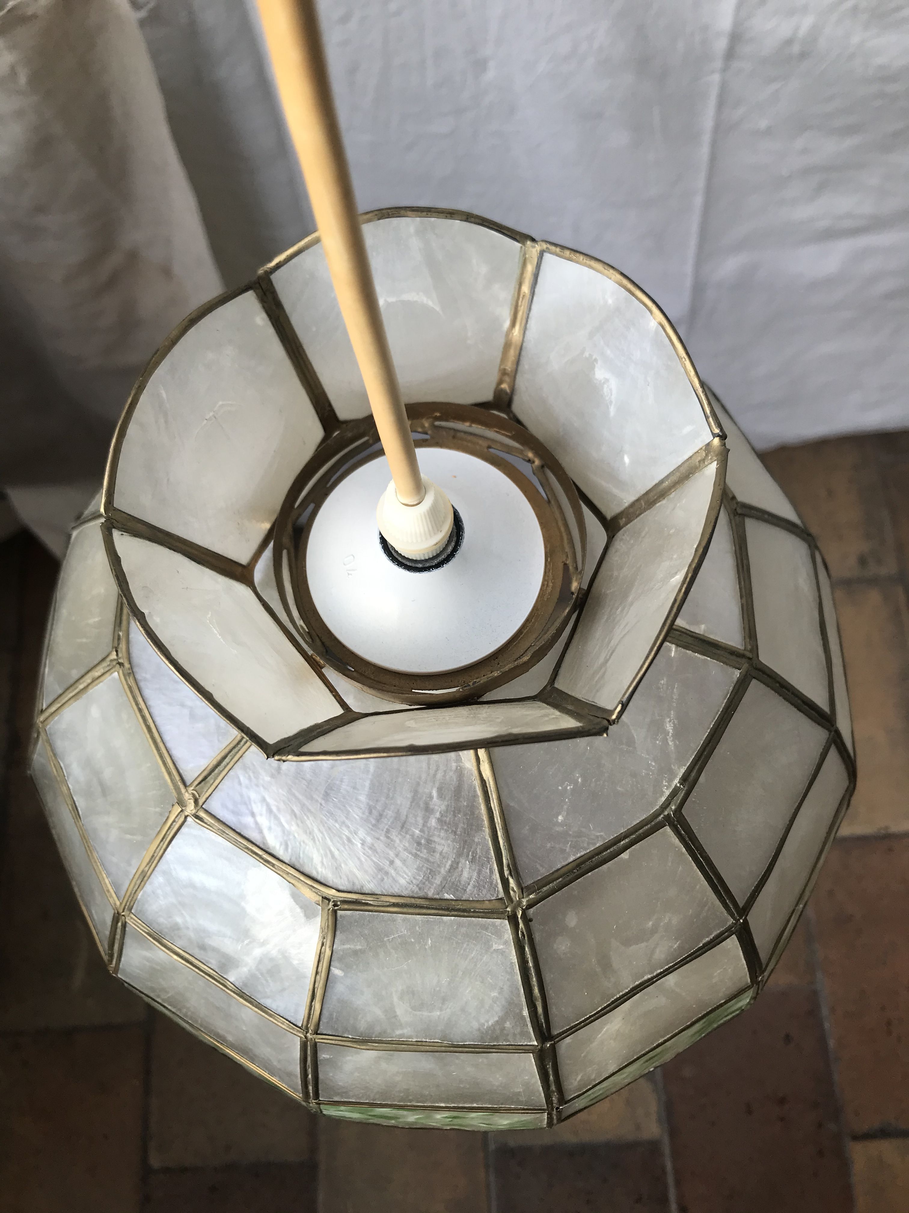 Suspension en nacre et laiton vintage
