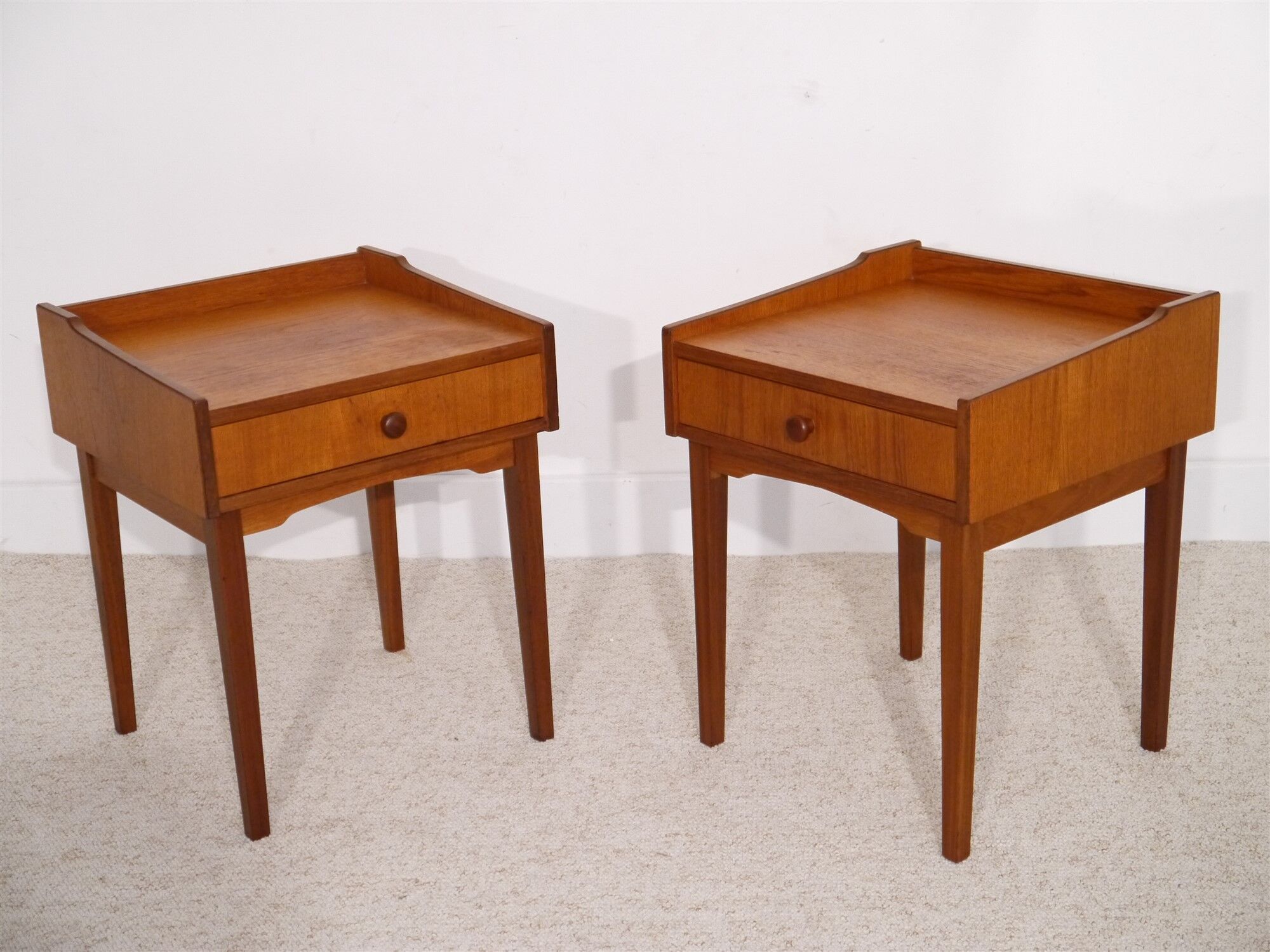 Paire de tables de chevets