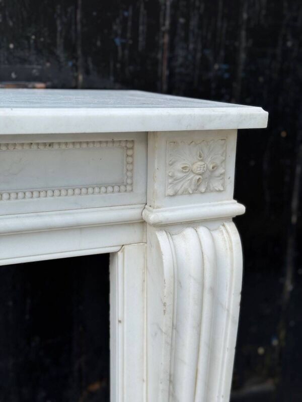 Cheminée de style Louis XVI en marbre blanc de Carrare vers 1880