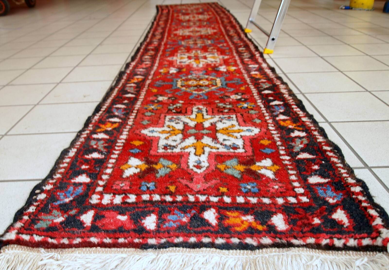 Tapis Couloir Vintage Karajeh du Moyen-Orient, Années 1960, Élégance et Aut
