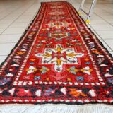 Tapis Couloir Vintage Karajeh du Moyen-Orient, Années 1960, Élégance et Aut