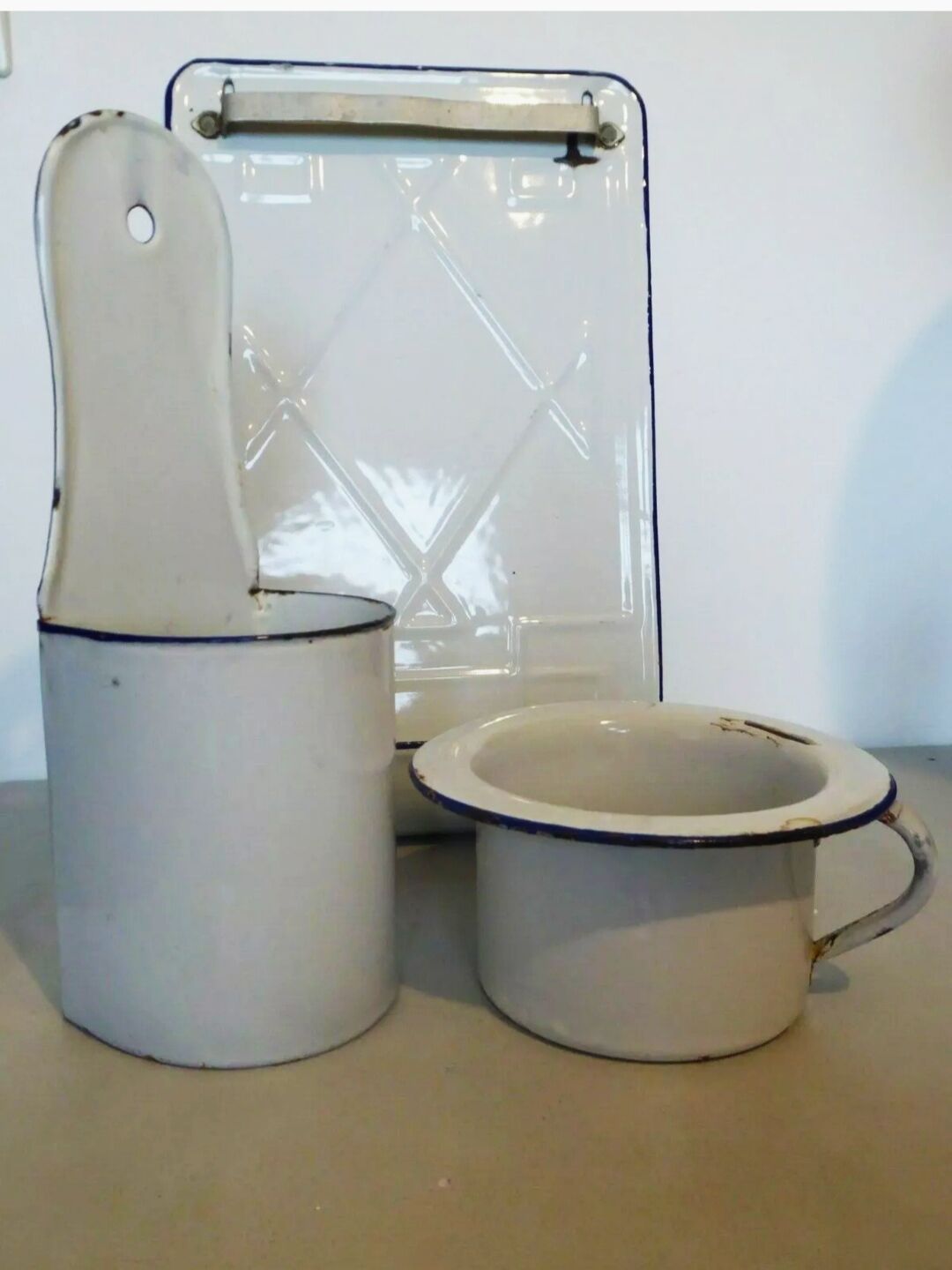 Ladle door kitchen utensil pot in enamelled sheet metal