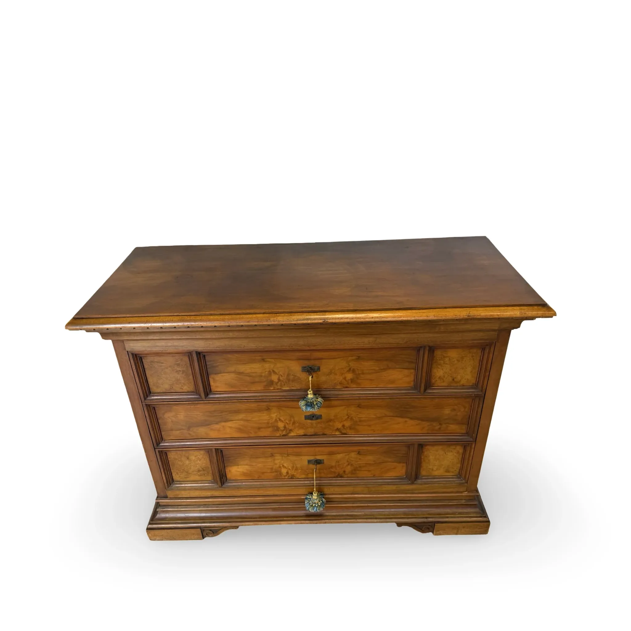 Elegant antique Italian chest of drawers, dating from the 20th century