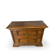 Elegant antique Italian chest of drawers, dating from the 20th century