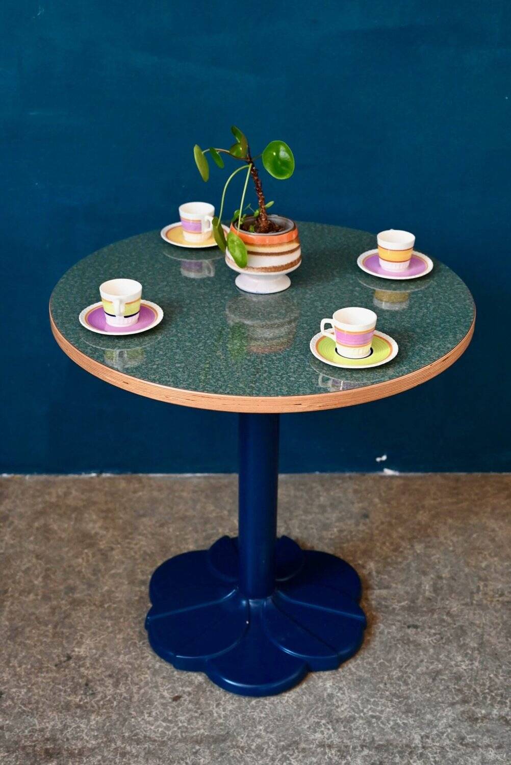 Round bistro table with tulip base in Art Deco style from the 1990s.