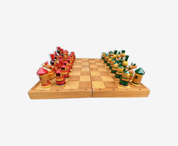Jeu d'échecs polychrome, personnages en bois peint 1960