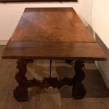 Table espagnole en noyer massif, XVIIeme
