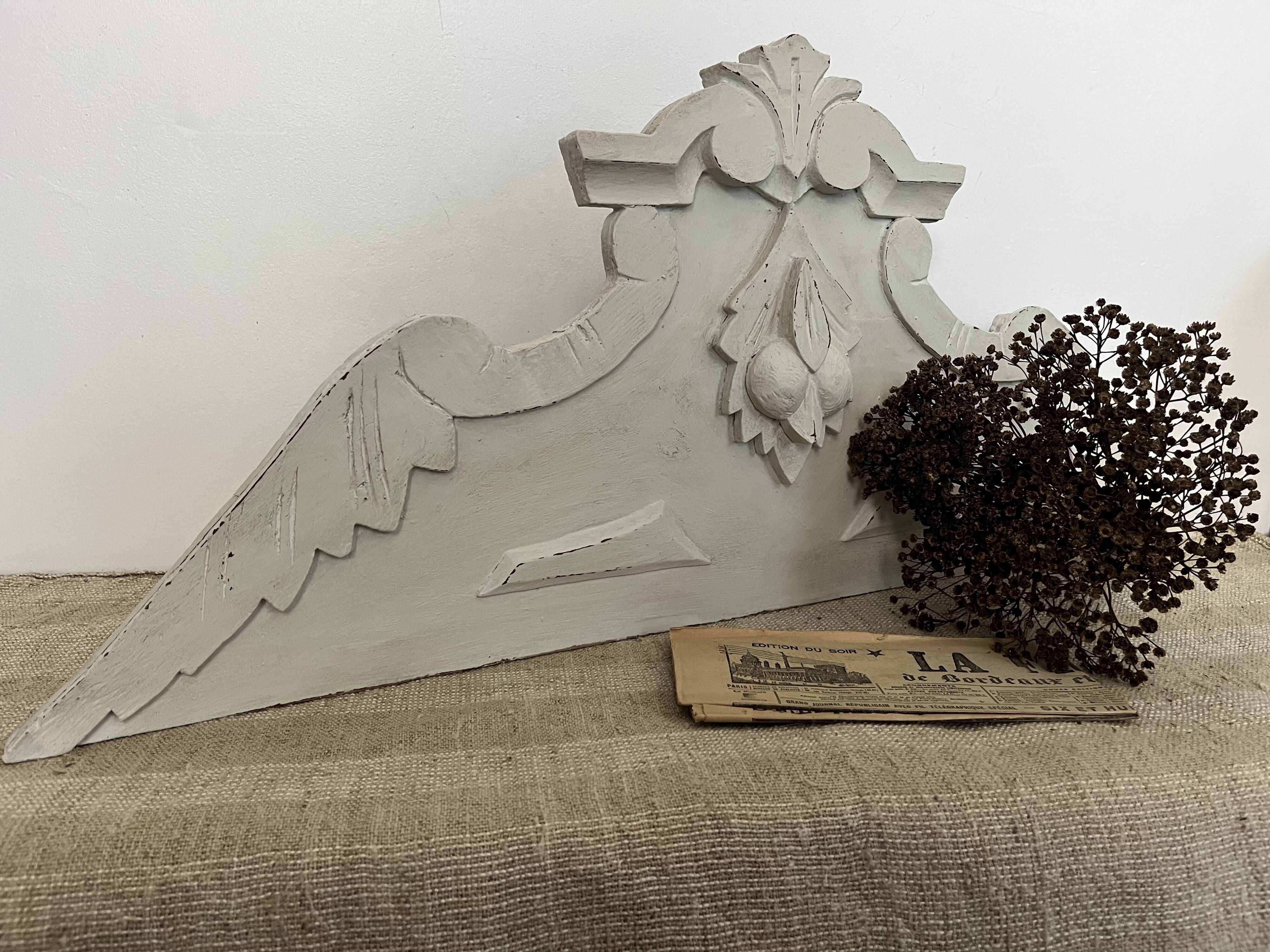 Fronton en bois sculpté