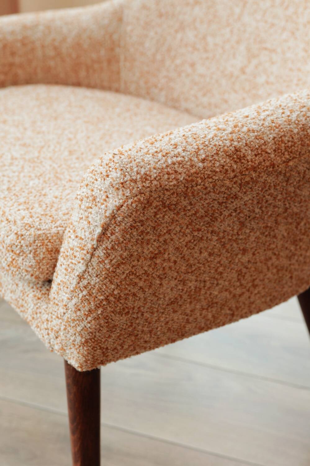 2 fauteuils en tissu bouclé blanc et orange, 1960