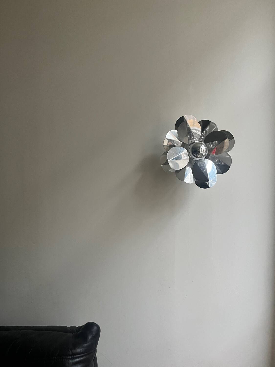 Applique fleur chromée, design 1970