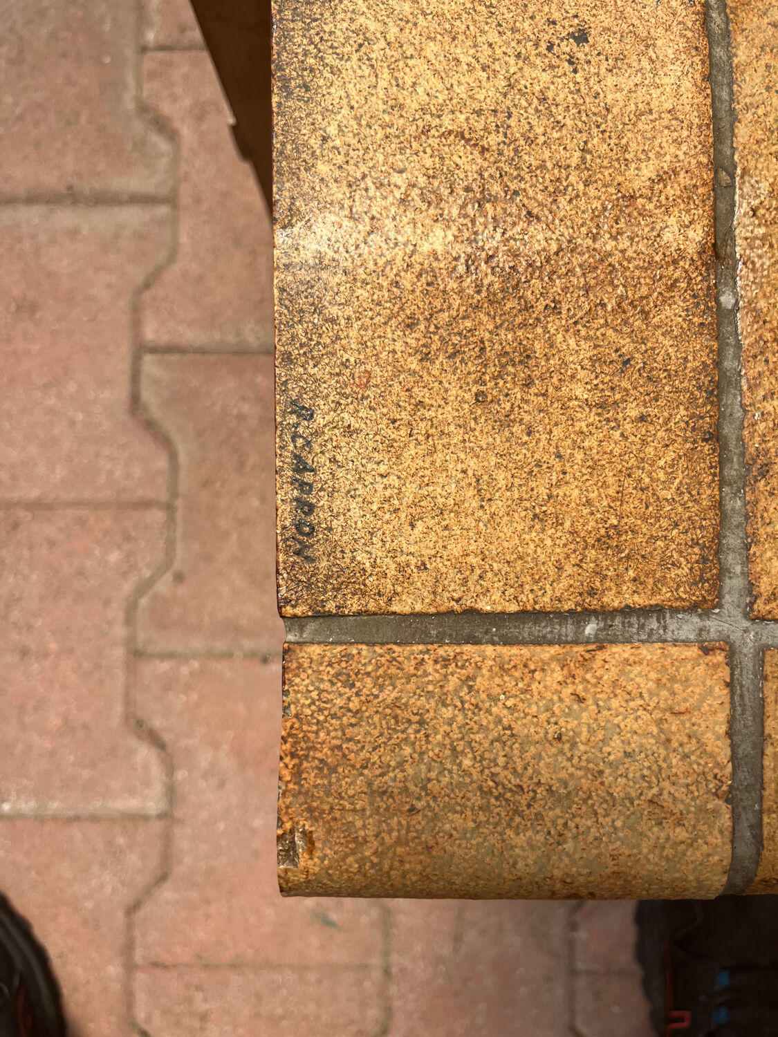 Roger ceramic capron coffee table in perfect condition