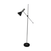 Lampadaire à balancier en métal chromé et métal laqué noir années 60