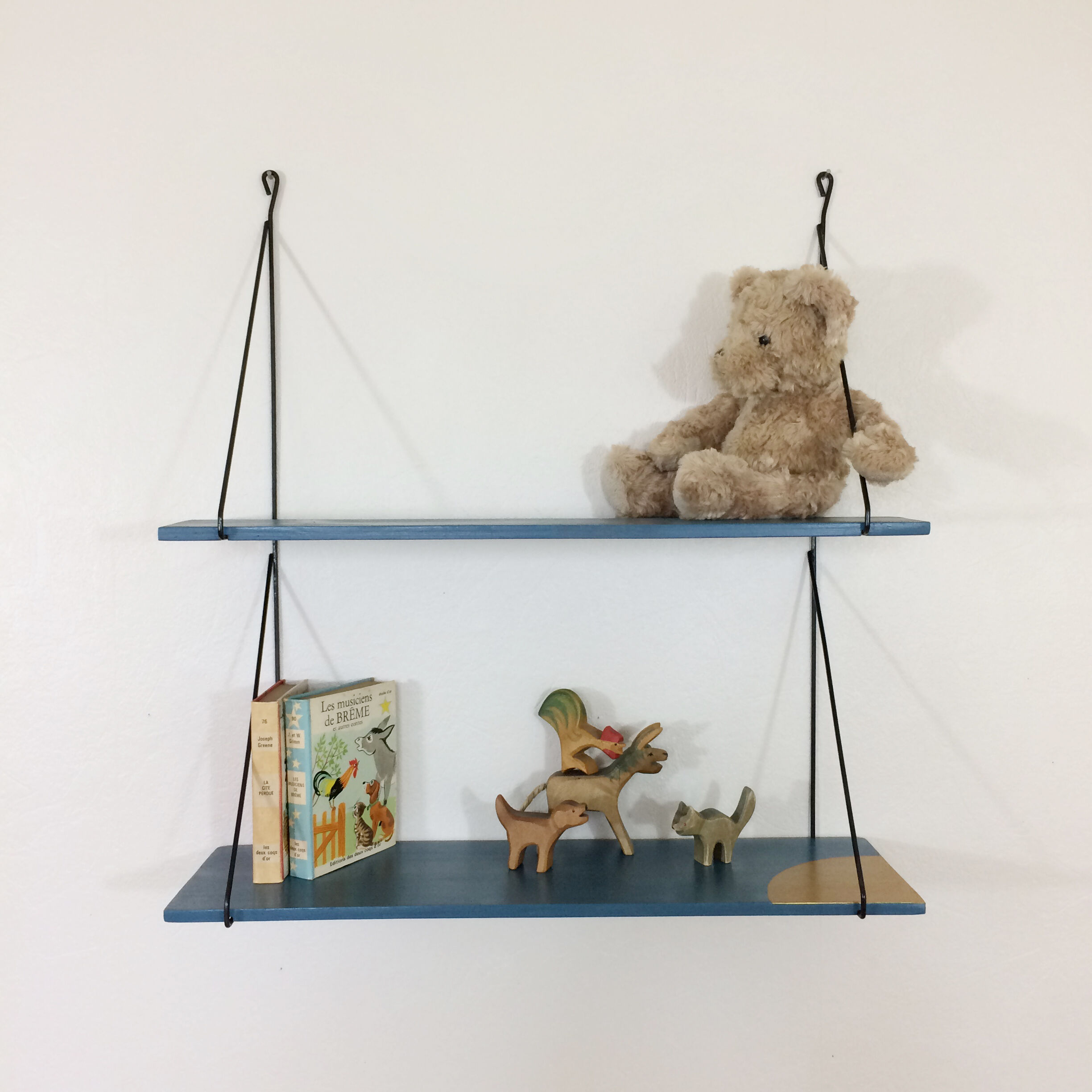 Shard string and gold