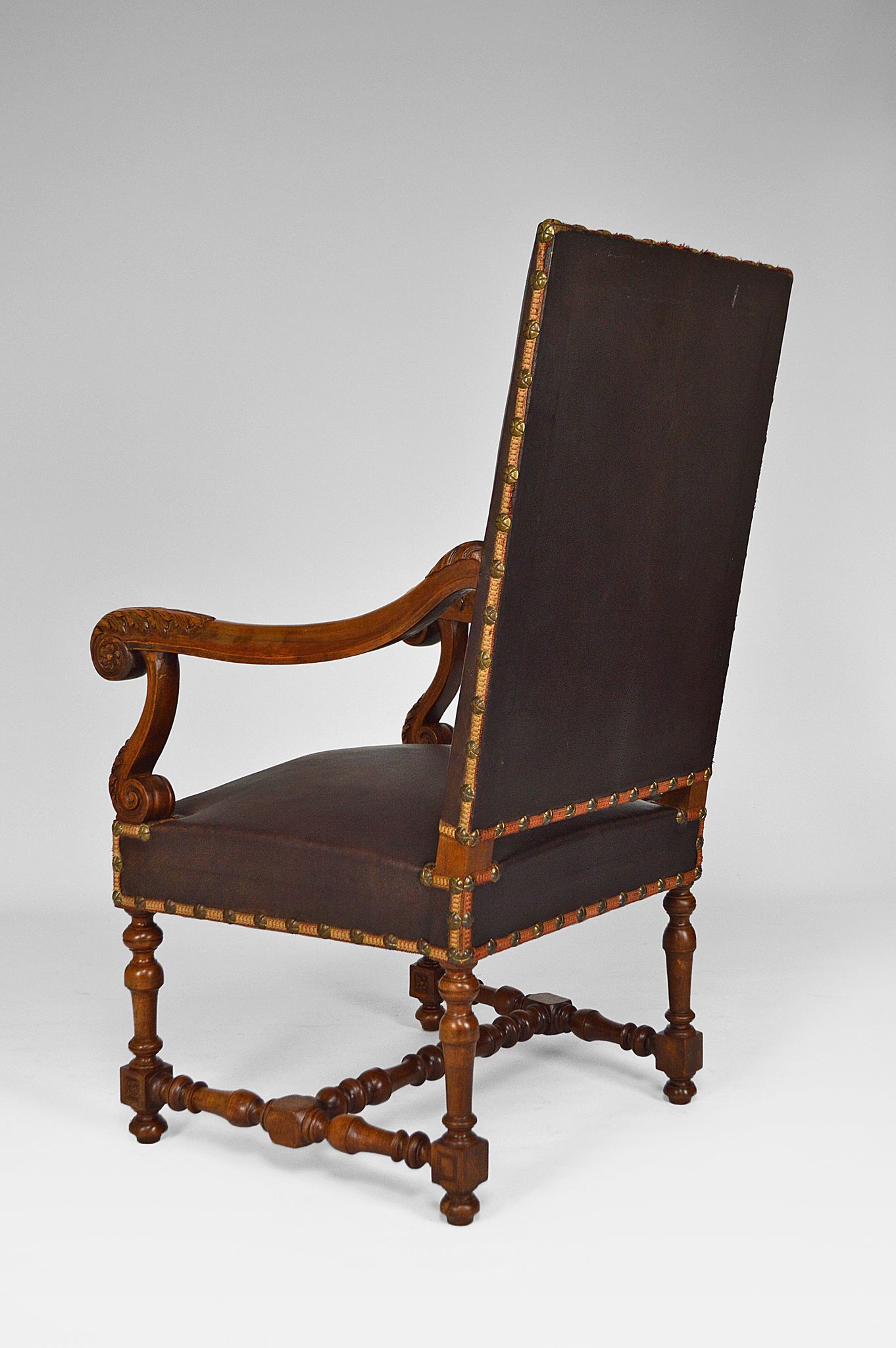 Fauteuil de bureau Louis XIII en cuir et noyer sculpté vers 1860