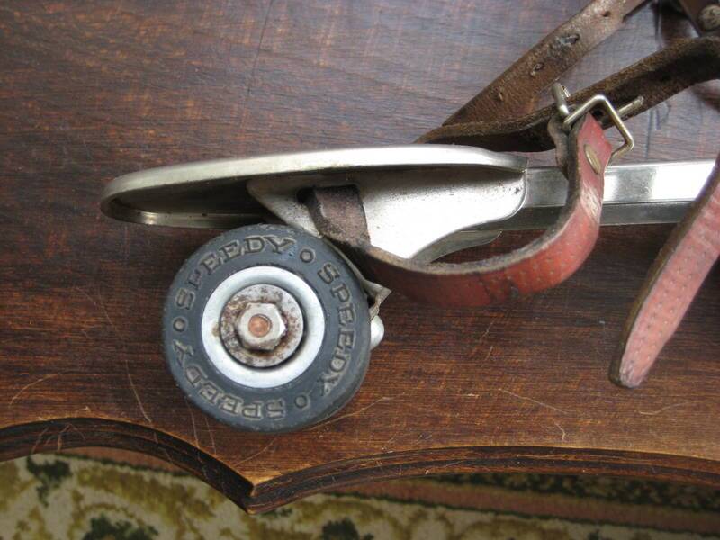 patins à roulettes 1945  sports  Une Paire soit  2 patins à roulettes acier