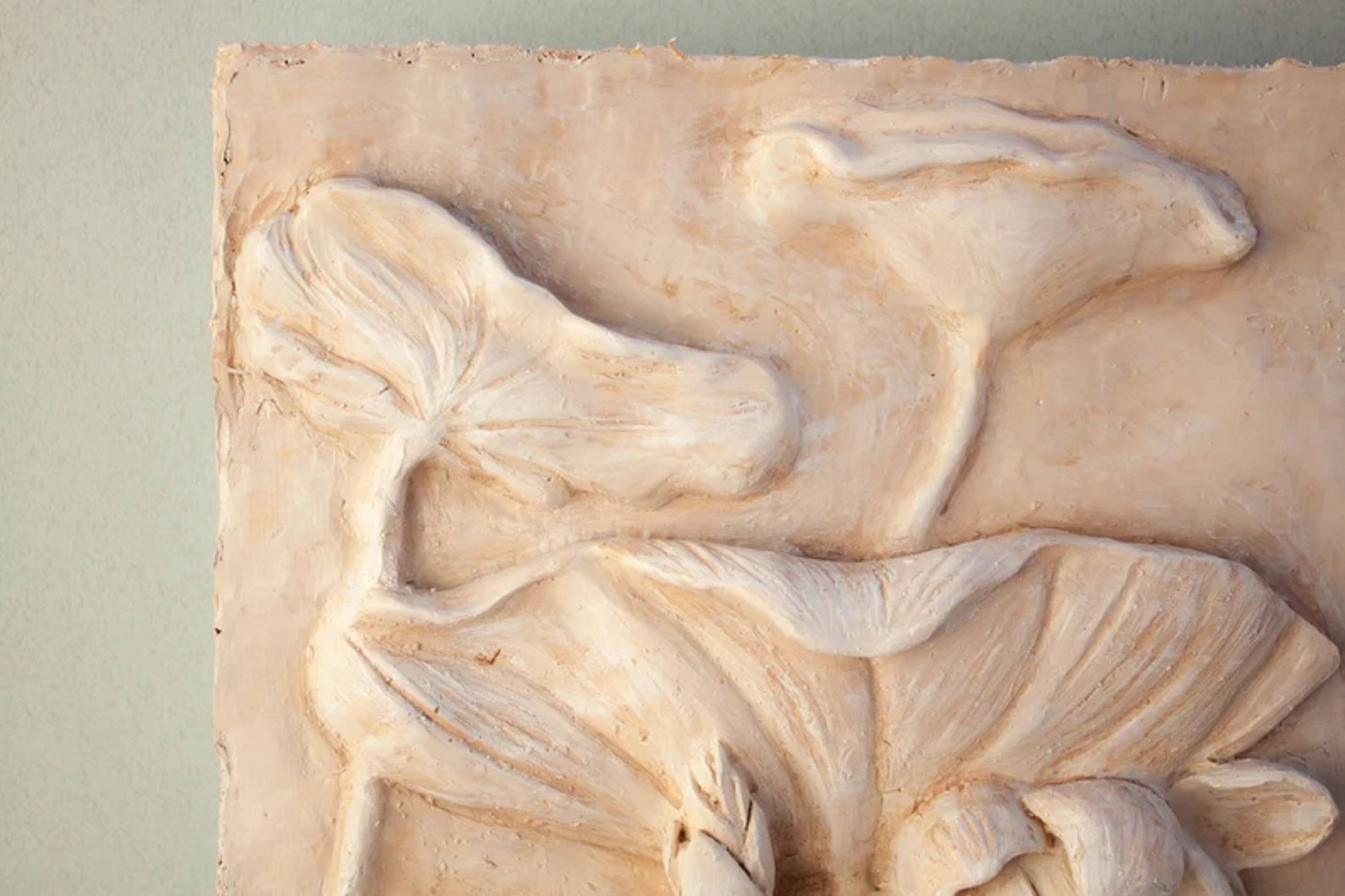 Relieve con flores. Bajorrelieve. Wall decoration.