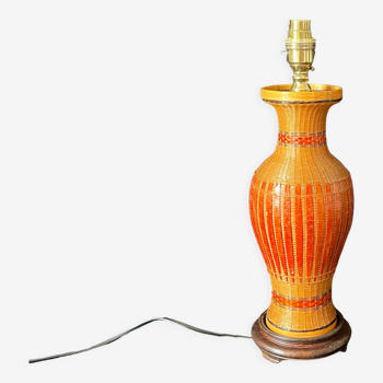 Pied de lampe chinoise vintage 1970 en bambou tressé sur vase porcelaine rotin