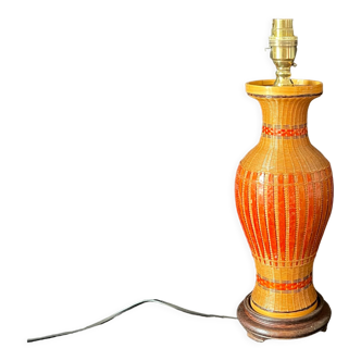 Pied de lampe chinoise vintage 1970 en bambou tressé sur vase porcelaine rotin