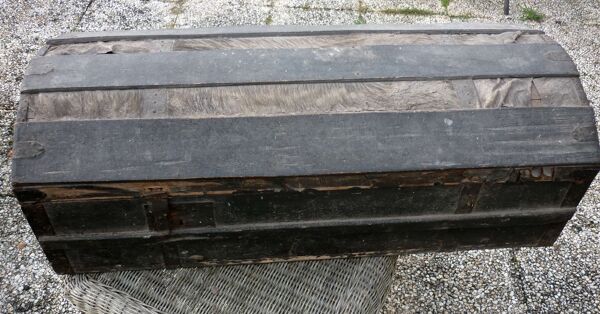 Ancienne malle de voyage en bois bombée