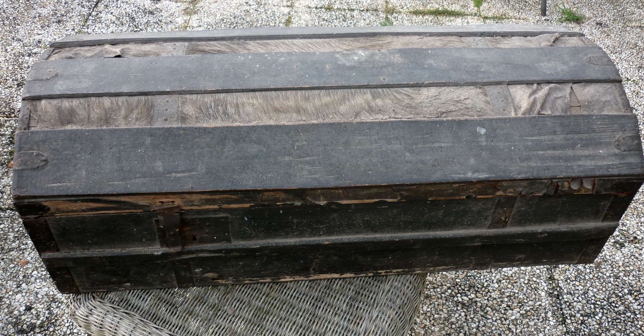 Ancienne malle de voyage en bois bombée